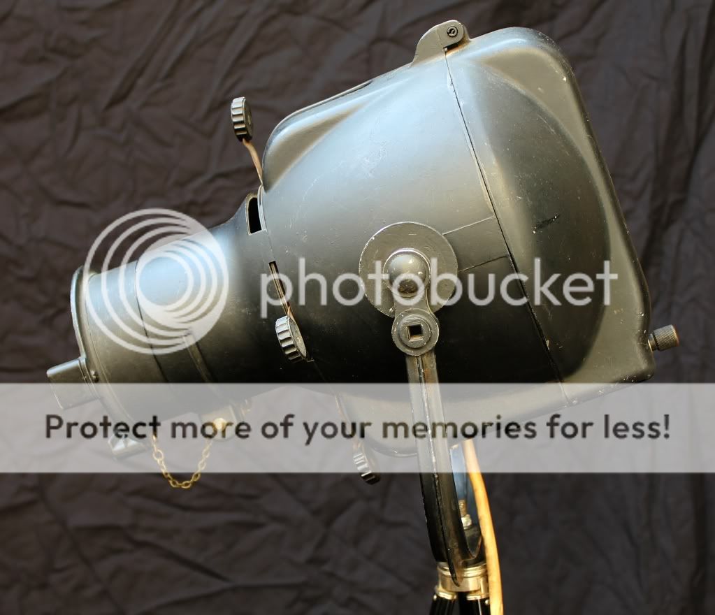 有关以下物品的详细资料: vintage theatre light / lamp strand patt